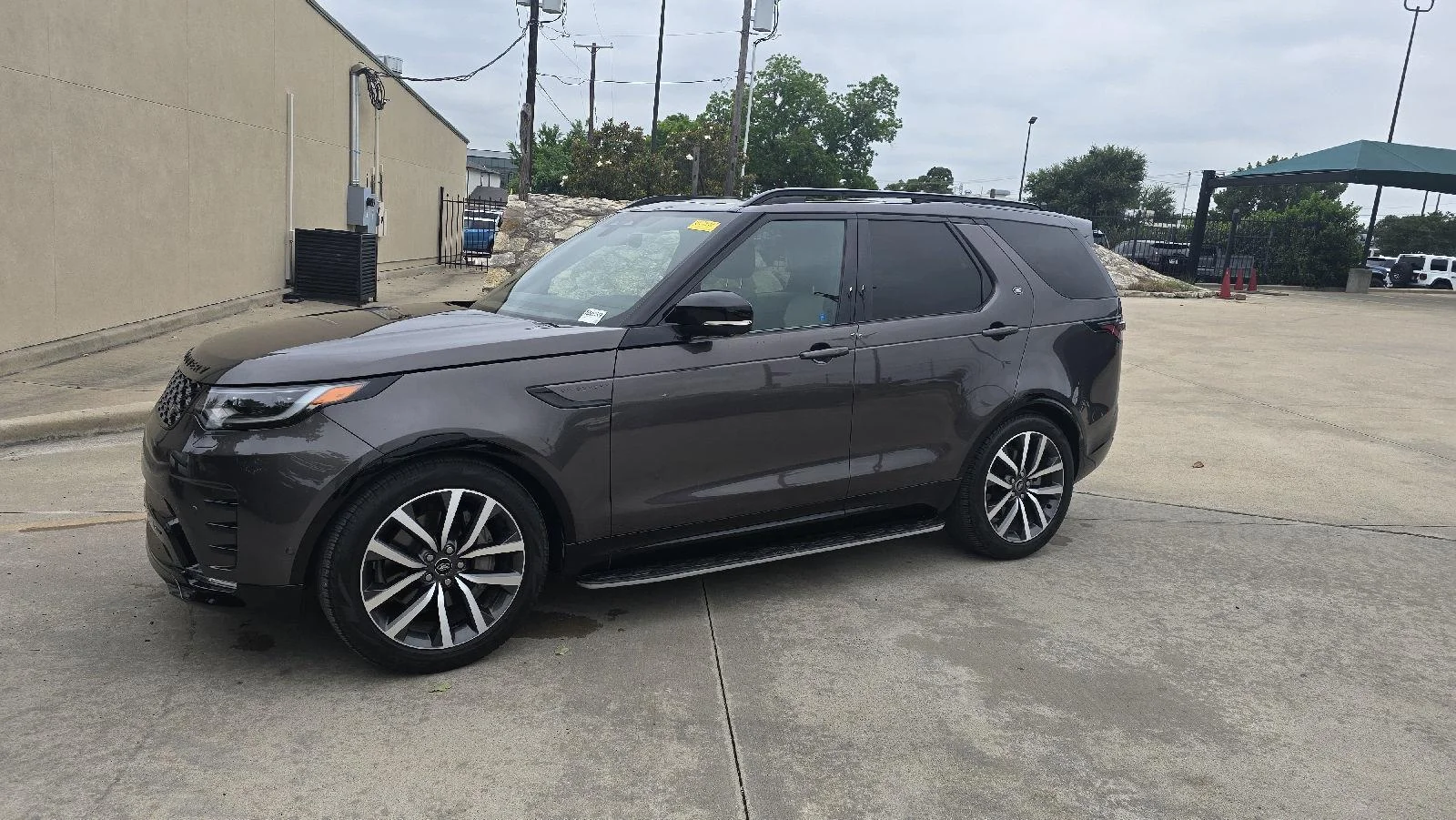 2023 Land Rover Discovery S R Dynamic's photo