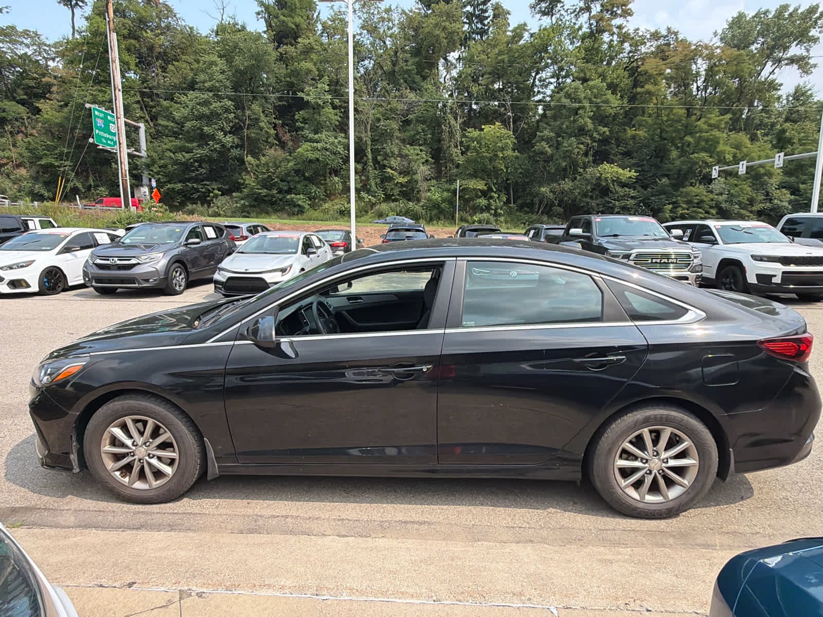 Used 2018 Phantom Black Hyundai SE image 5