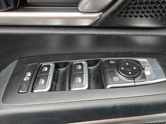 Used 2025 Black Kia S image 38