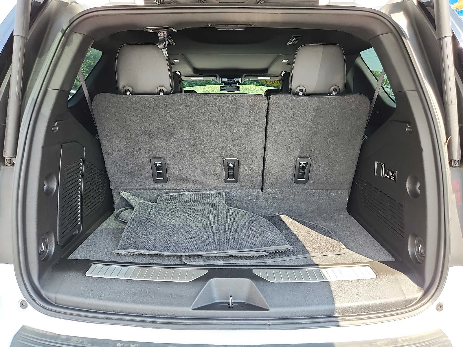 Used 2023 Summit White GMC AT4 image 31