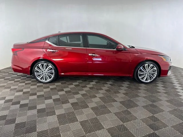 Used 2023 Red Nissan 2.5 SL image 4
