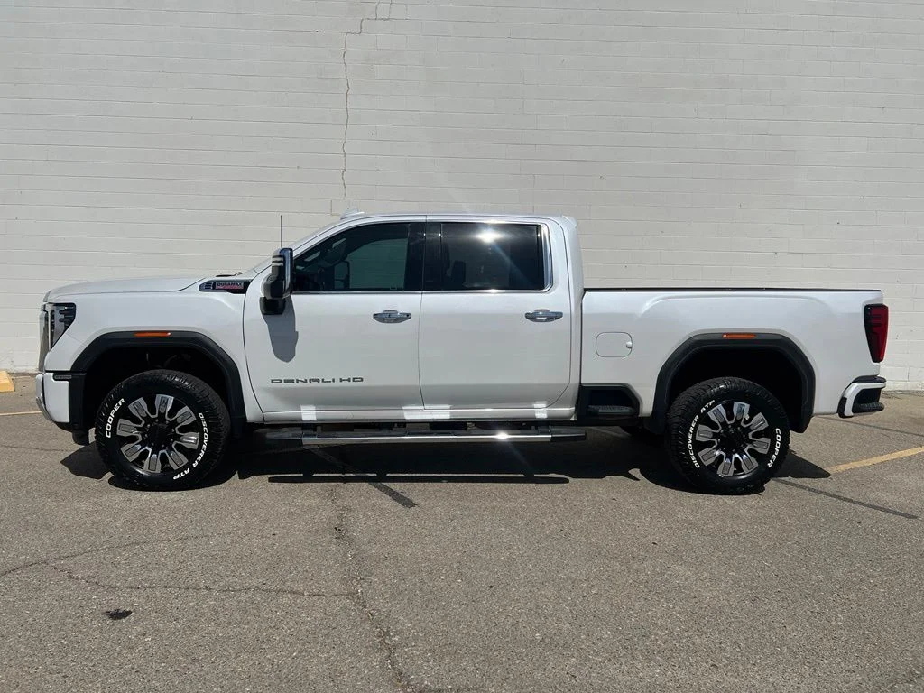 Used 2024 White GMC Denali image 2