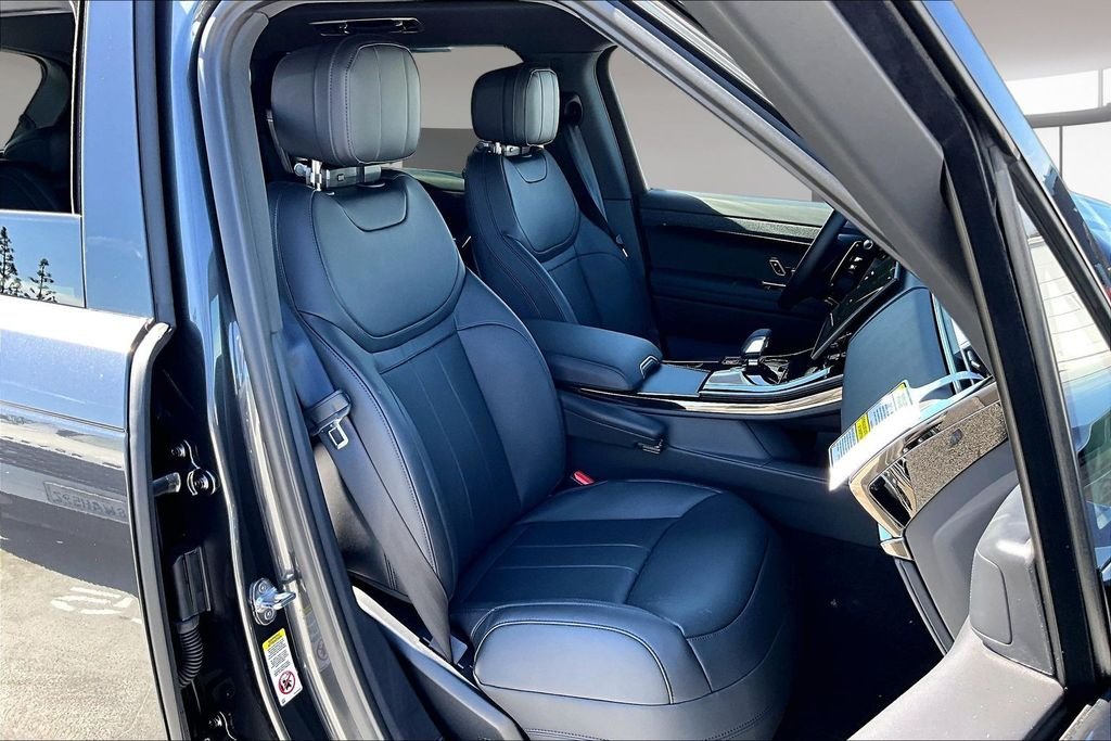 New 2026 CARPATHIAN GREY Land Rover Dynamic SE image 11
