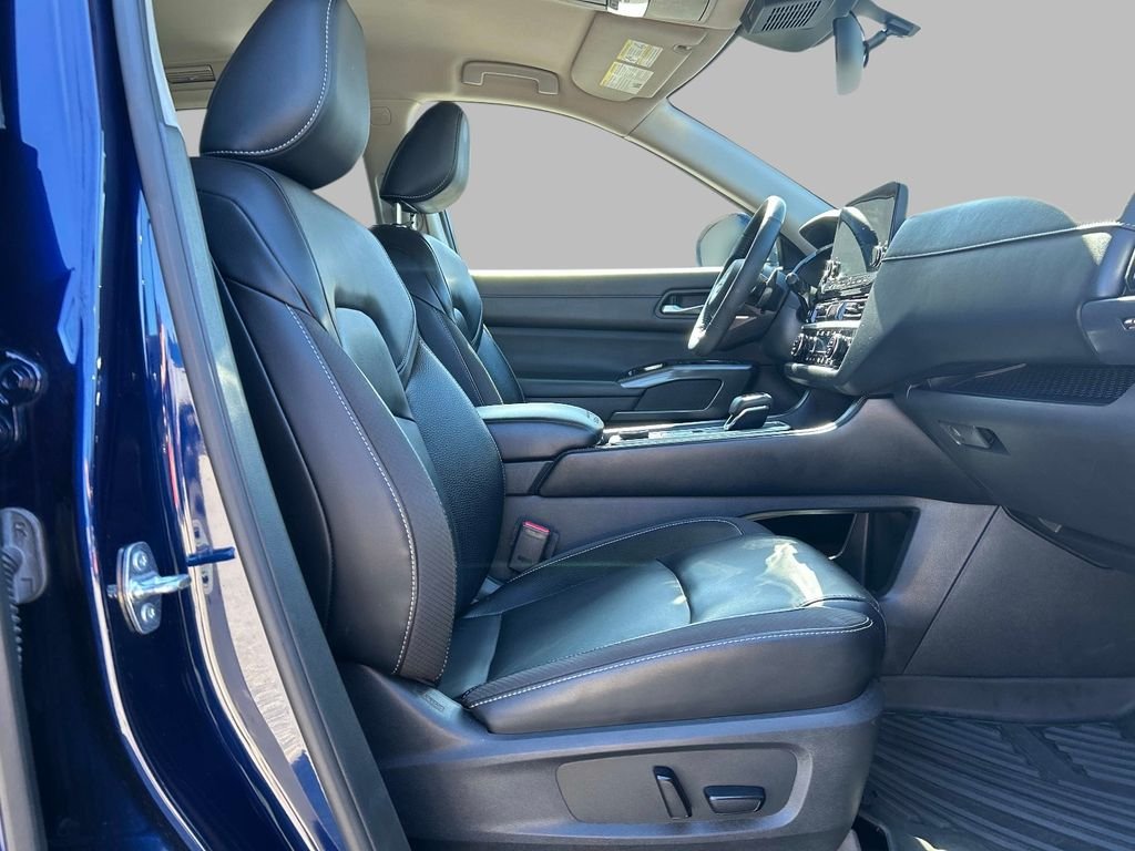 Used 2022 Blue Nissan SL image 17
