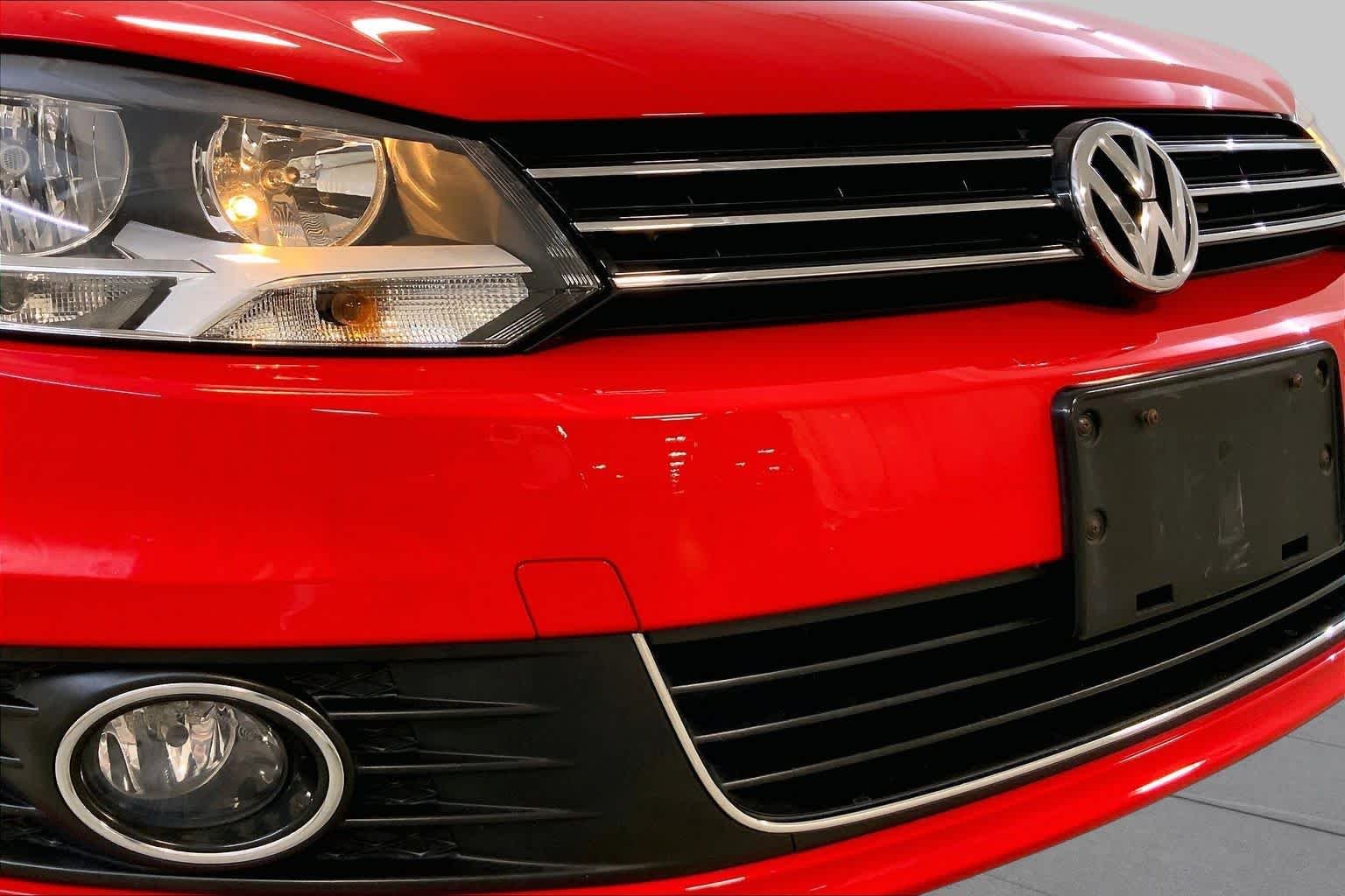 Used 2016 Flash Red Volkswagen Komfort image 33