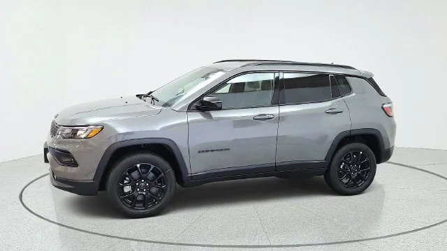 New 2027 Sting-Gray Clear-Coat Paint Jeep Latitude image 5