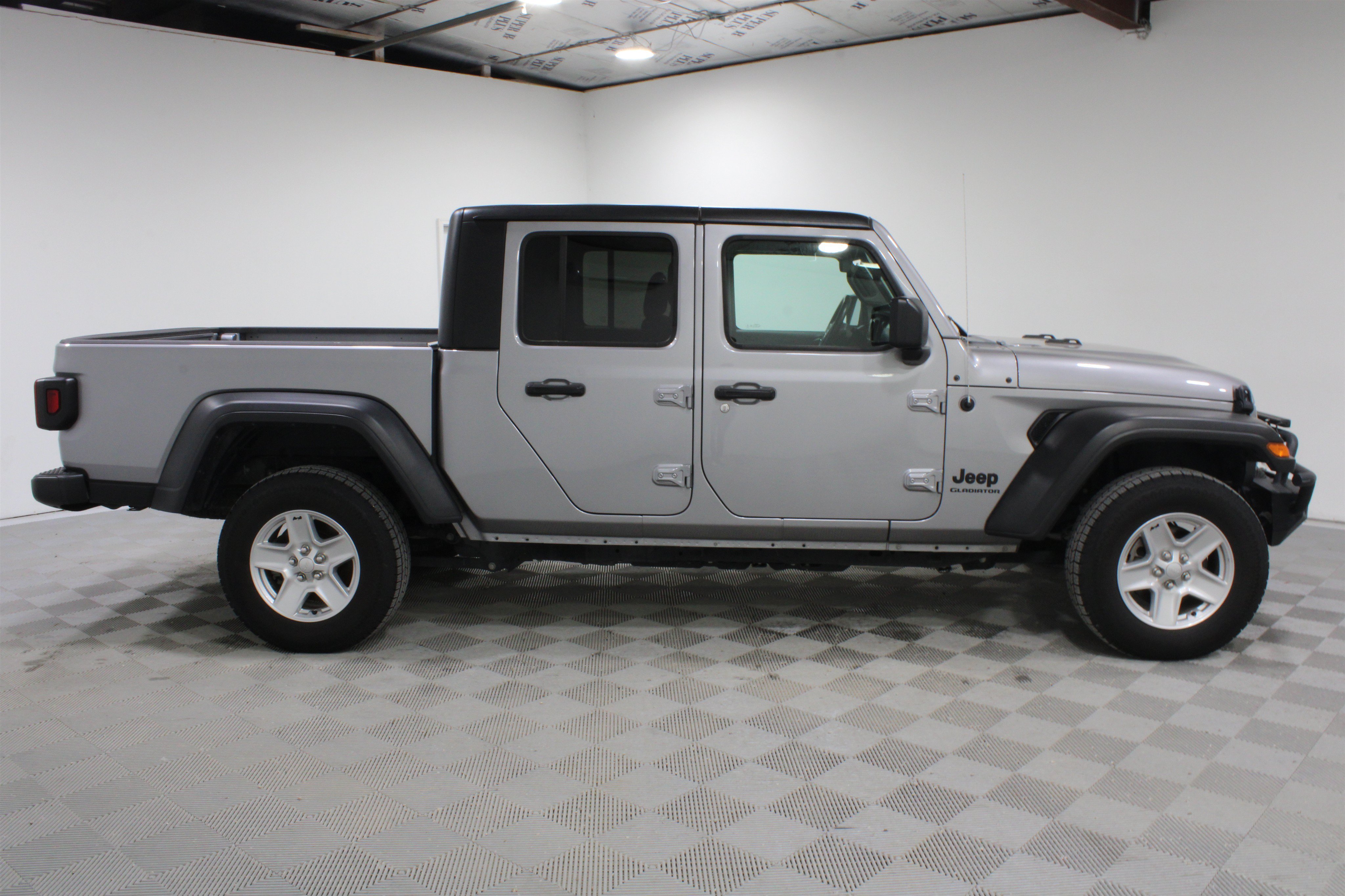 Used 2020 Billet Silver Metallic Clearcoat Jeep Sport S image 25
