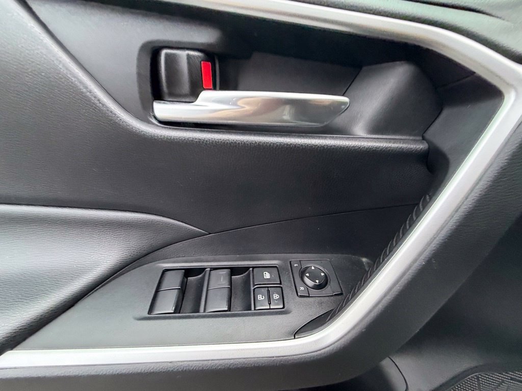 Used 2021  Toyota XLE image 15