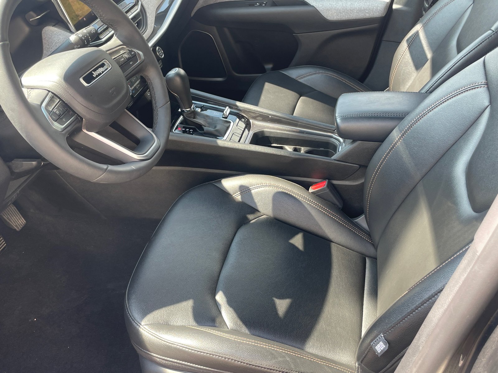Used 2024 Diamond Black Crystal Pearlcoat Jeep Latitude Lux image 10