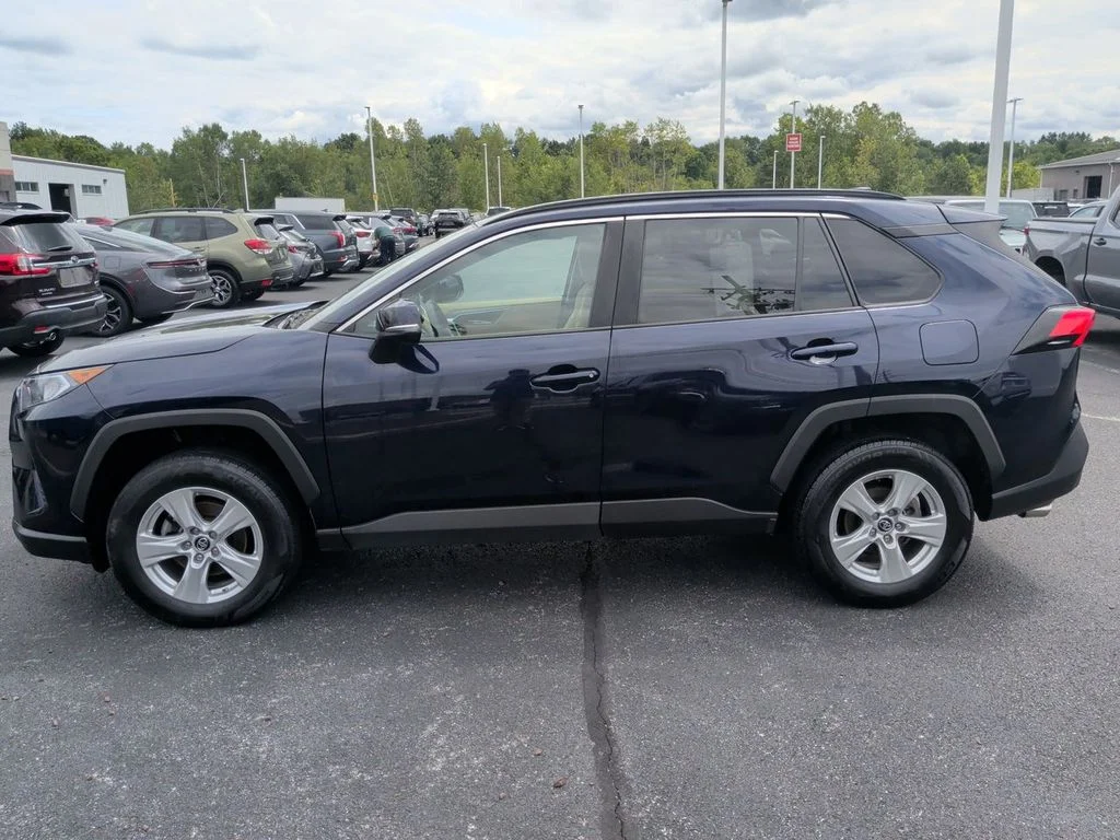 Used 2019  Toyota XLE image 5