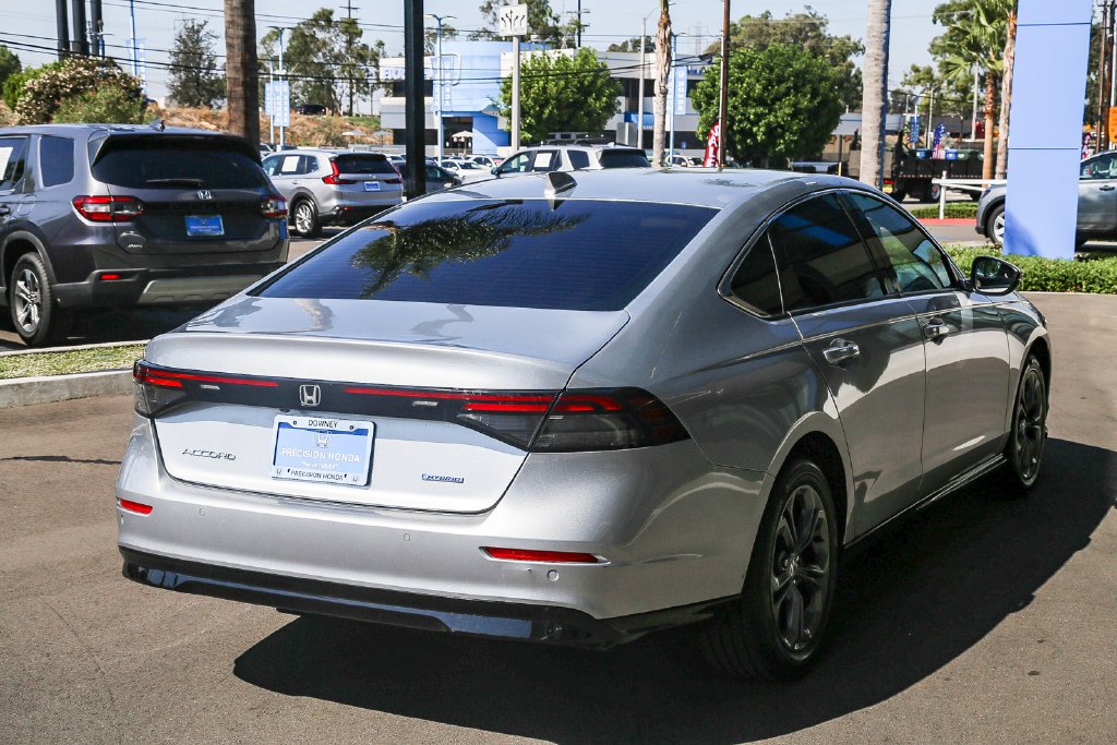 Certified Used 2025 Solar Silver Metallic Honda EX-L image 7