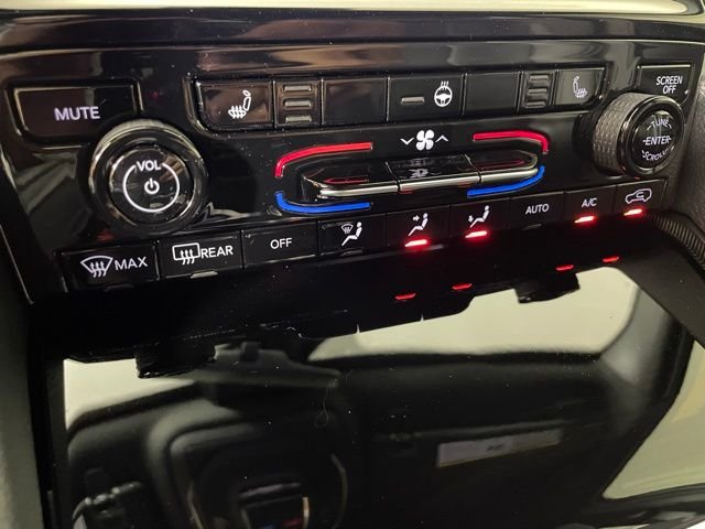New 2025 Bright White Clear-Coat Exterior Paint Jeep Limited image 34