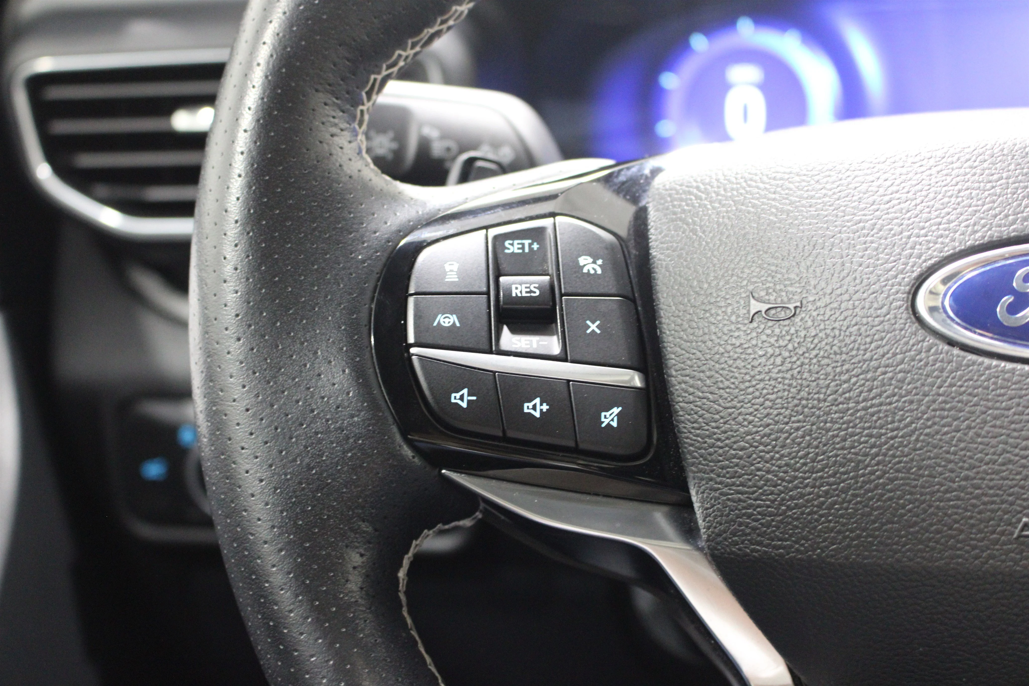 2022 Ford Explorer ST - Photo 11