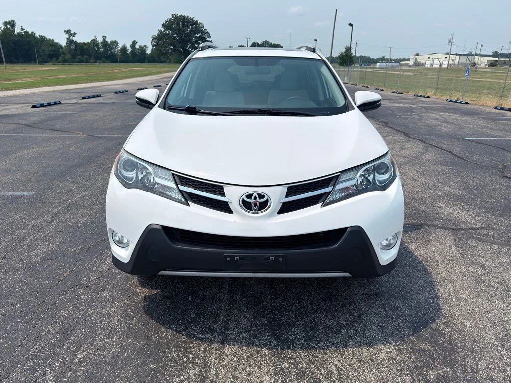 Used 2014 White Toyota XLE image 14