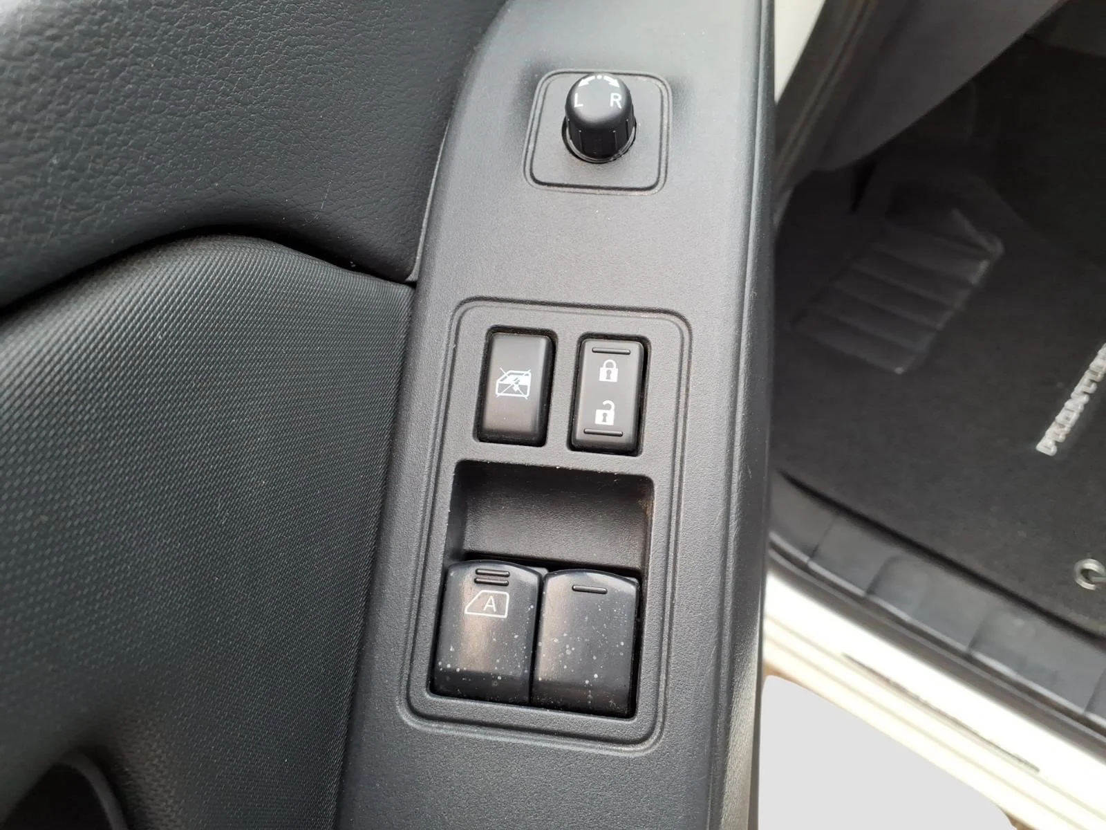 Used 2023 Glacier White Qak Nissan SV image 17
