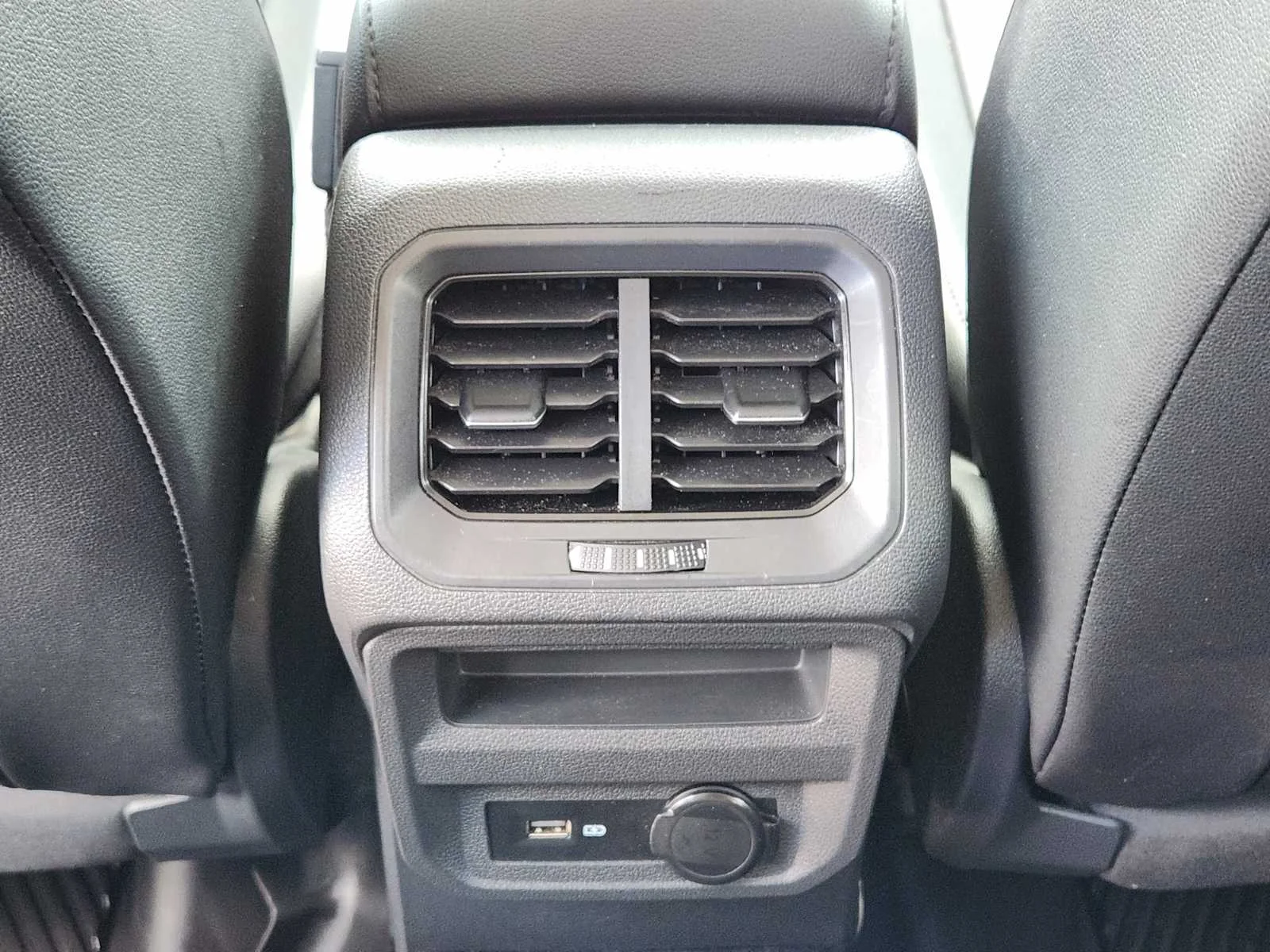 Used 2020 Platinum Gray Metallic Volkswagen SE image 30