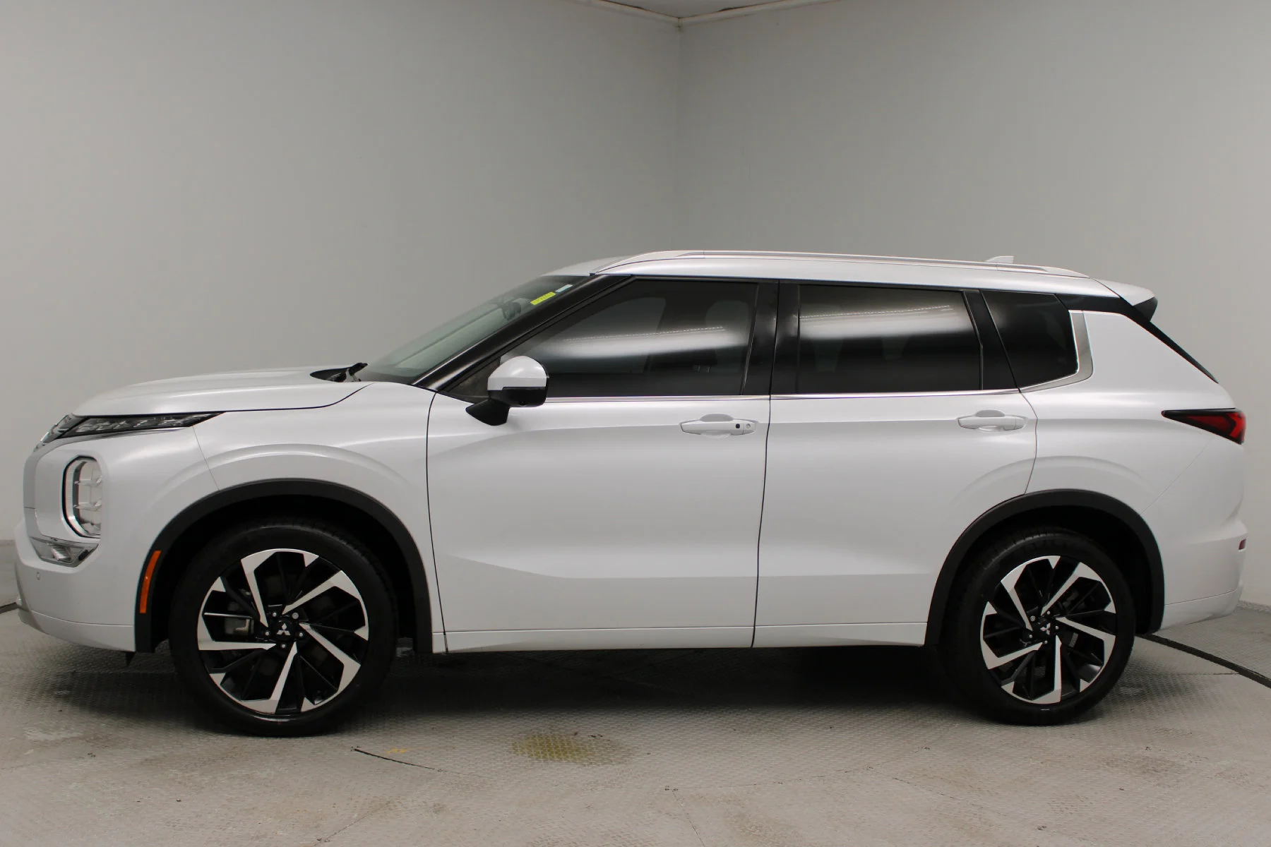 Used 2023 White DIAMOND Mitsubishi SEL 2.5 2WD image 12