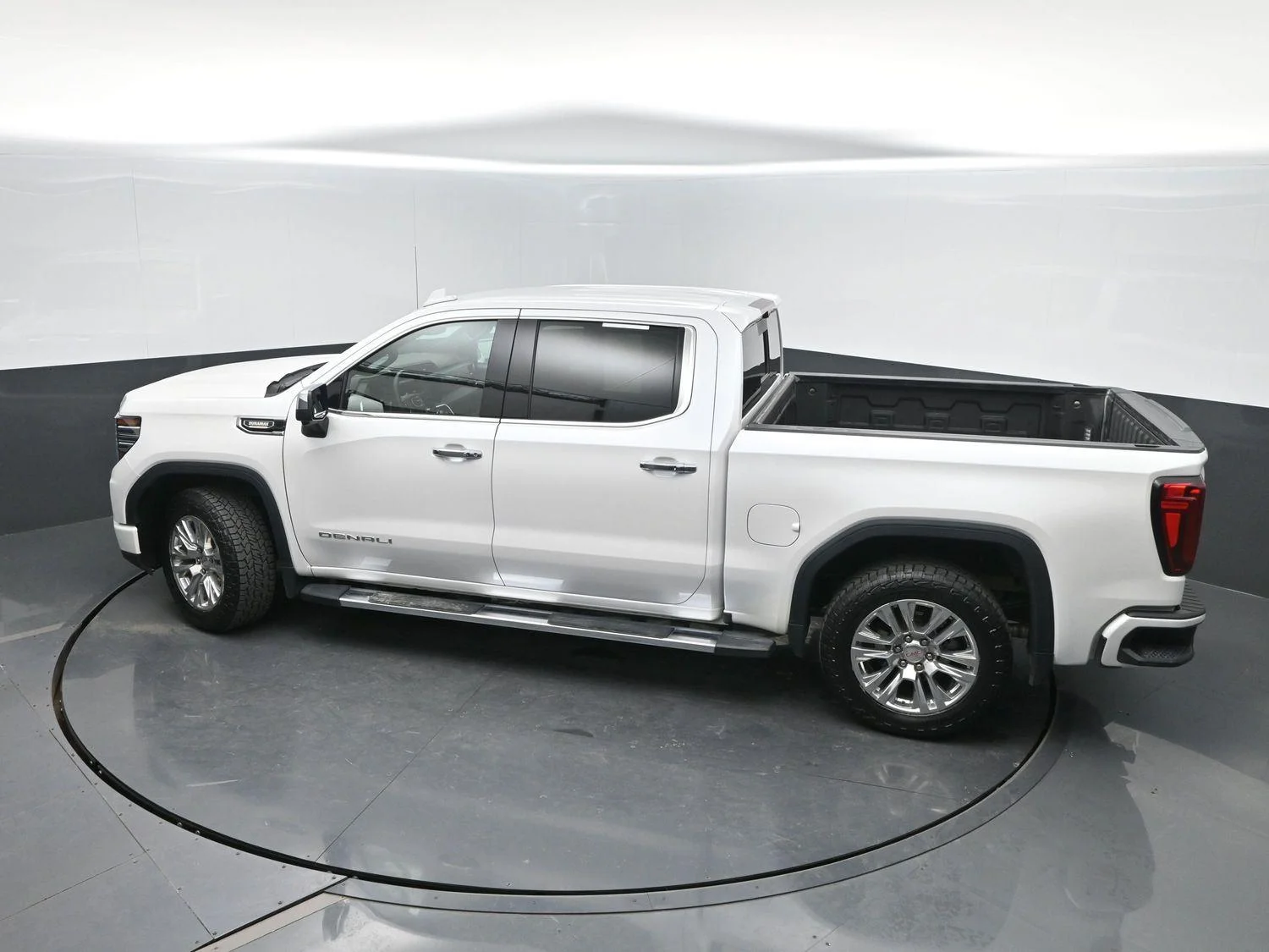 Used 2024 White Frost Tricoat GMC Denali image 43