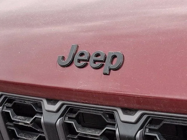 New 2026 Velvet Red Pearl-Coat Exterior Paint Jeep Altitude image 9