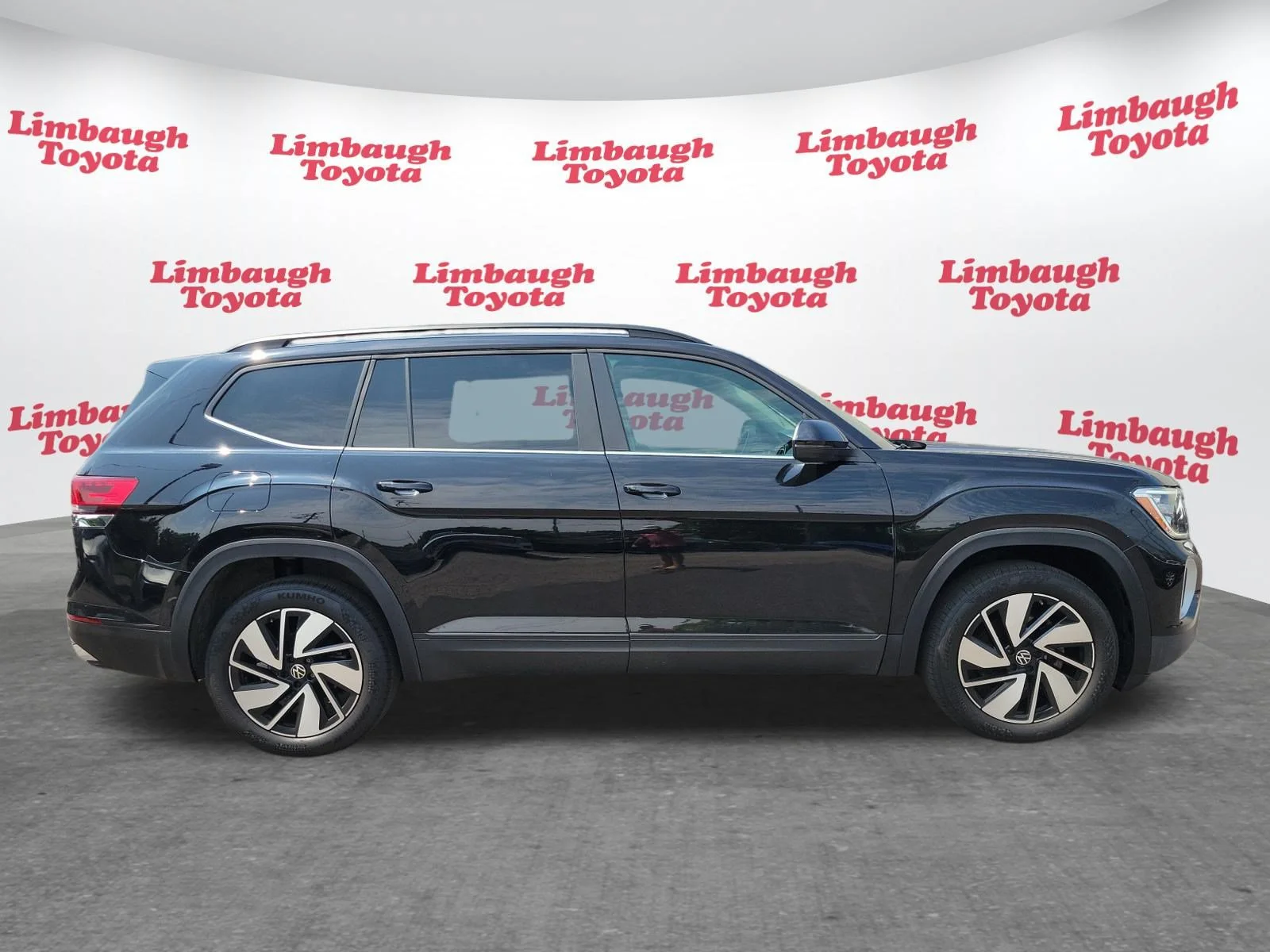 Used 2025 Black Volkswagen 2.0T SE w/Technology image 23