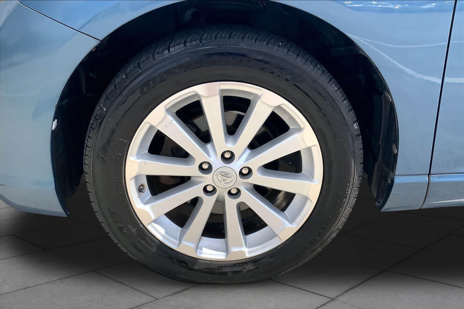 Used 2009 Tropical Sea Metallic Toyota  image 10