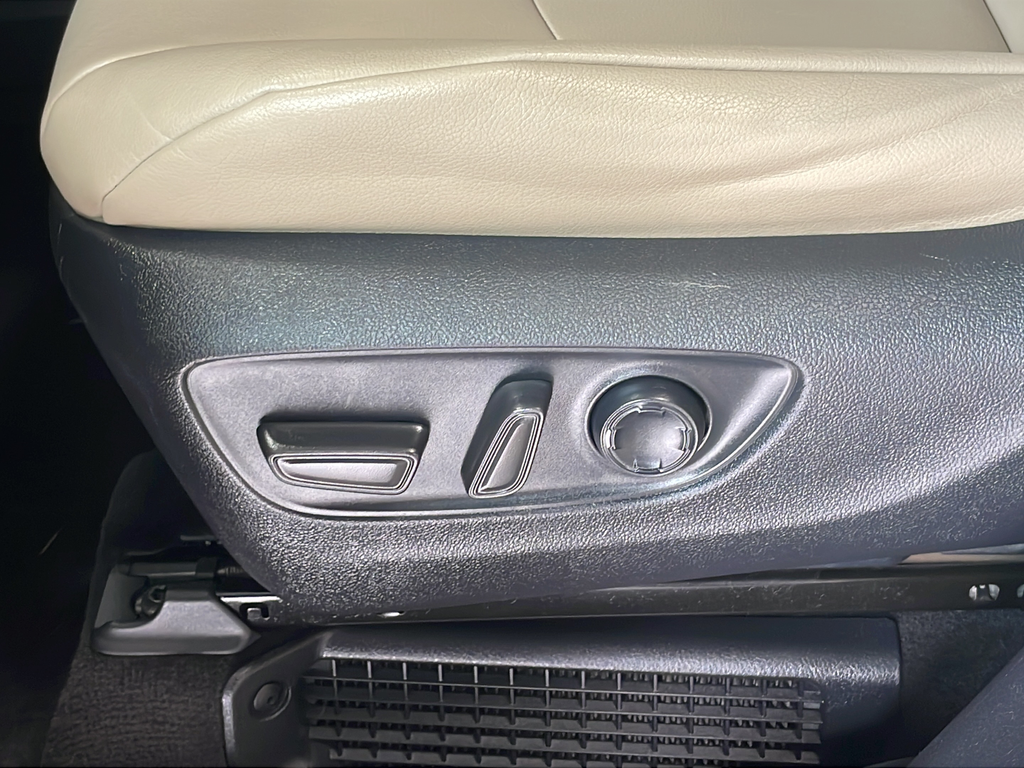 Used 2022  Toyota XLE image 18