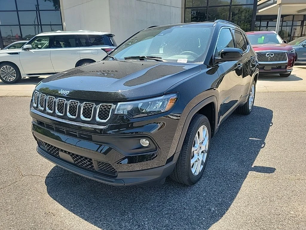 Used 2023 Diamond Black Crystal Pearlcoat Jeep Latitude Lux image 7