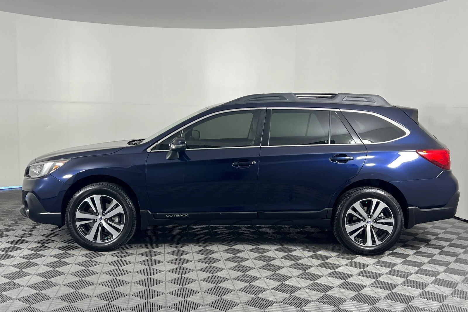 Used 2018 Dark Blue Pearl Subaru Limited image 6