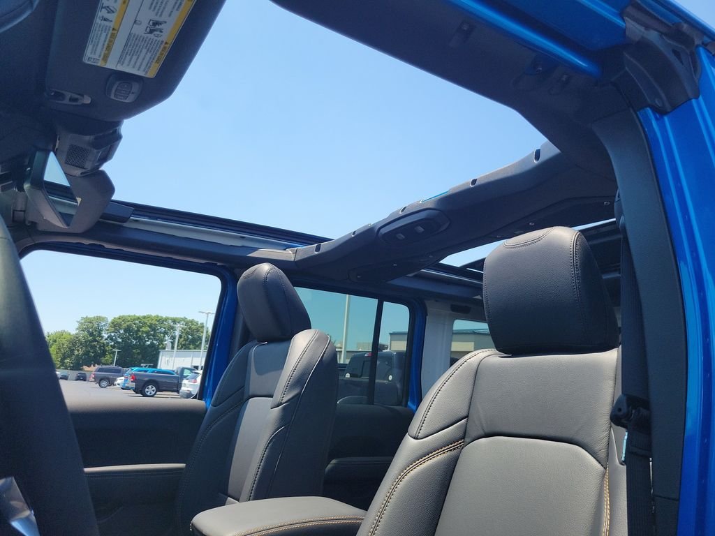 New 2026 Hydro Blue Pearl-Coat Exterior Paint Jeep Sahara image 19