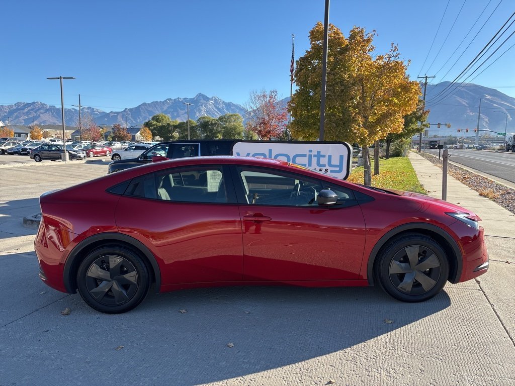 2024 Toyota Prius LE photo 2