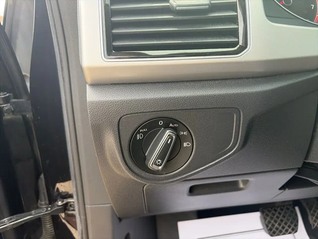 Used 2018  Volkswagen SEL image 12