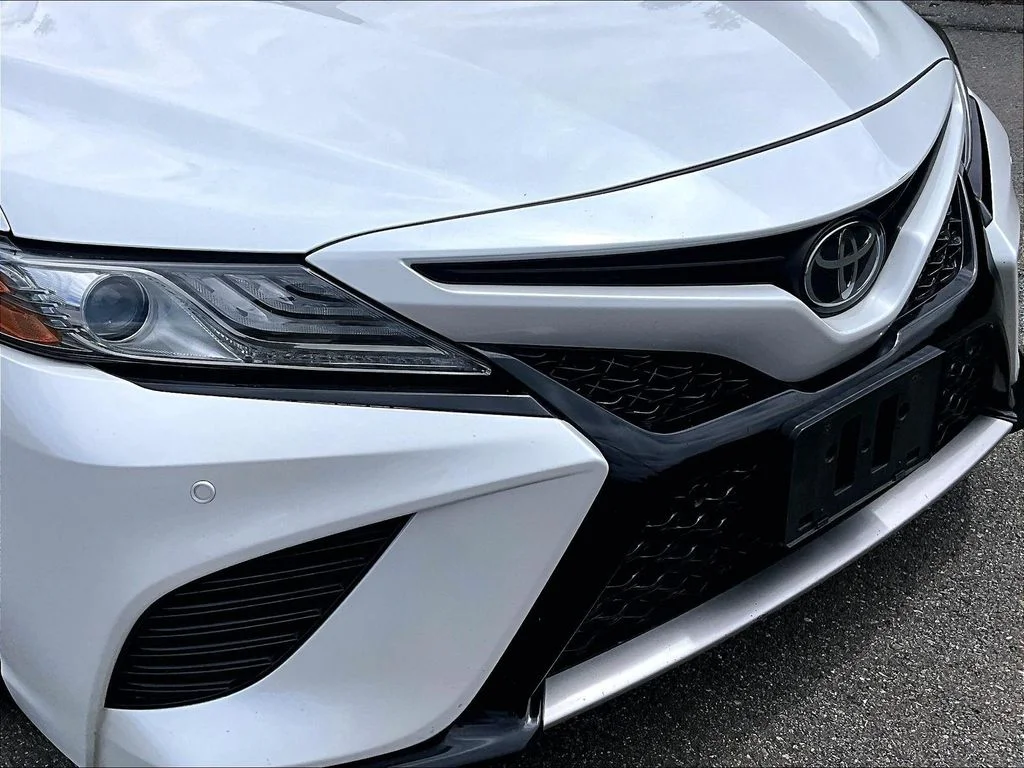 Used 2018 Black Toyota XSE V6 image 32