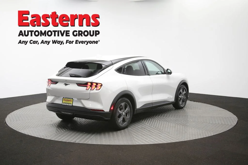 Used 2021 White Ford Select image 41