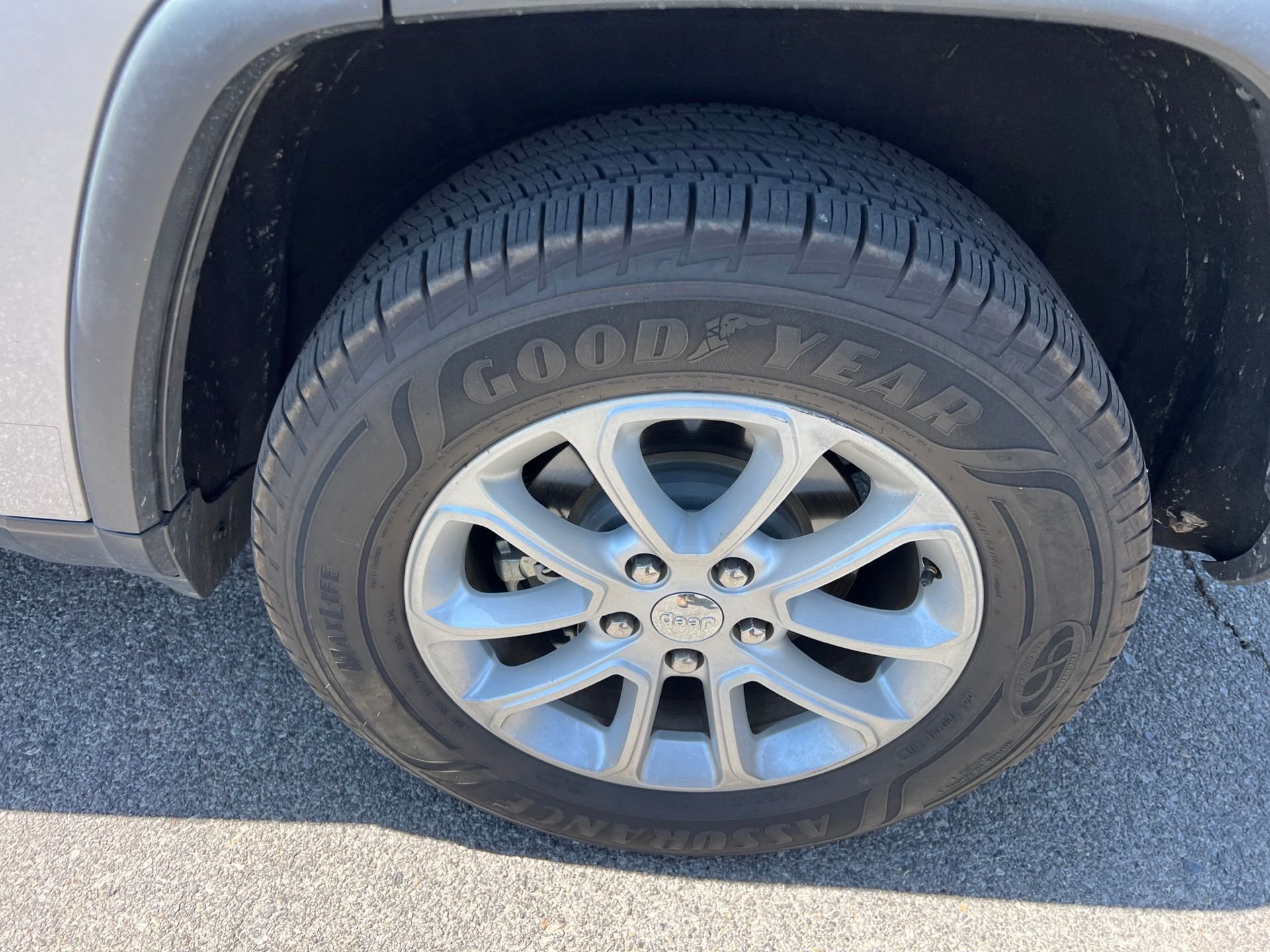 Used 2015 Silver Jeep Laredo image 11