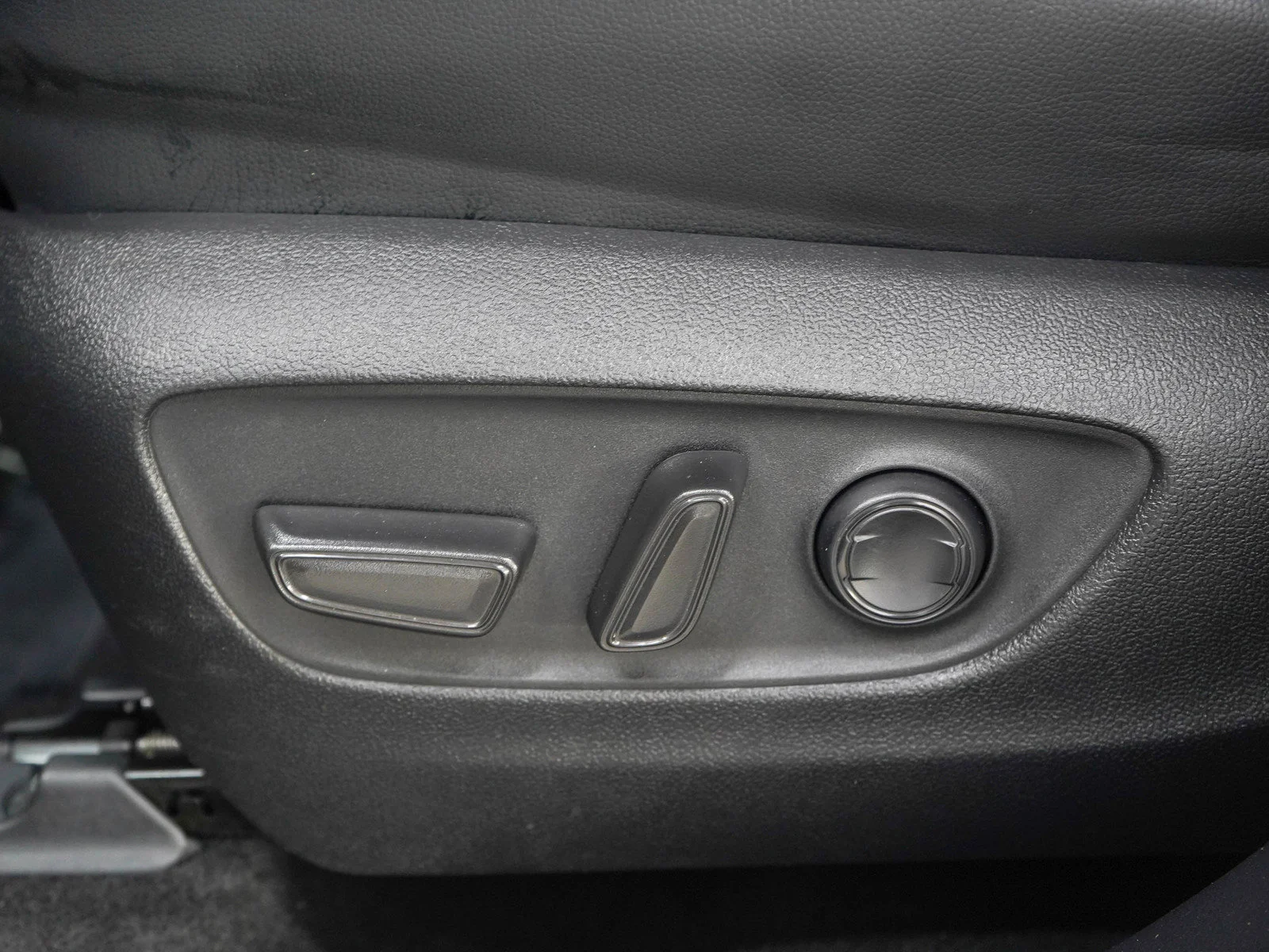 Used 2024 Silver Toyota XLE AWD (Natl) image 25