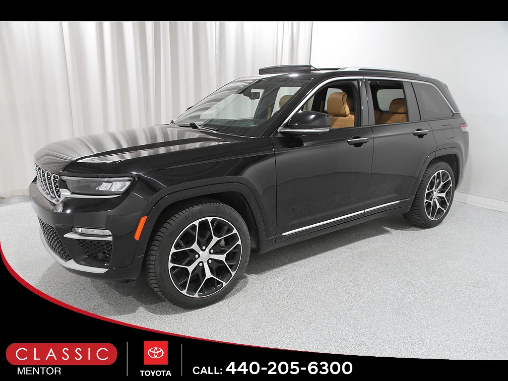 Used 2023 Diamond Black Crystal Pearl Coat Jeep  image 3
