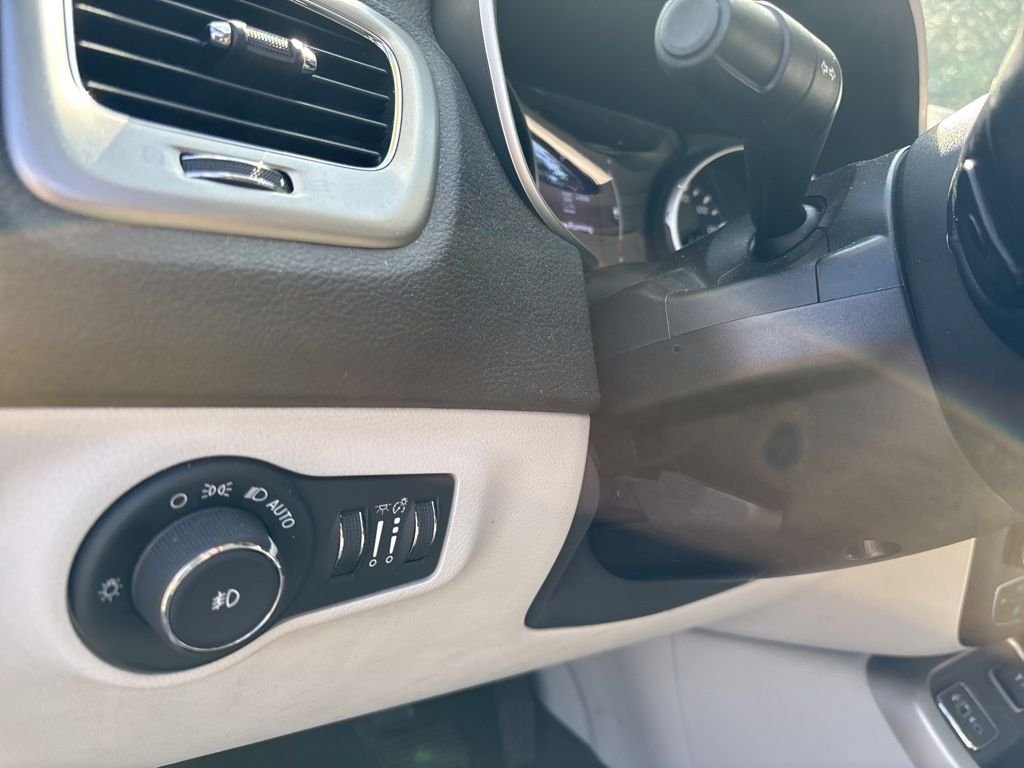 Used 2019 Black Jeep Latitude image 9