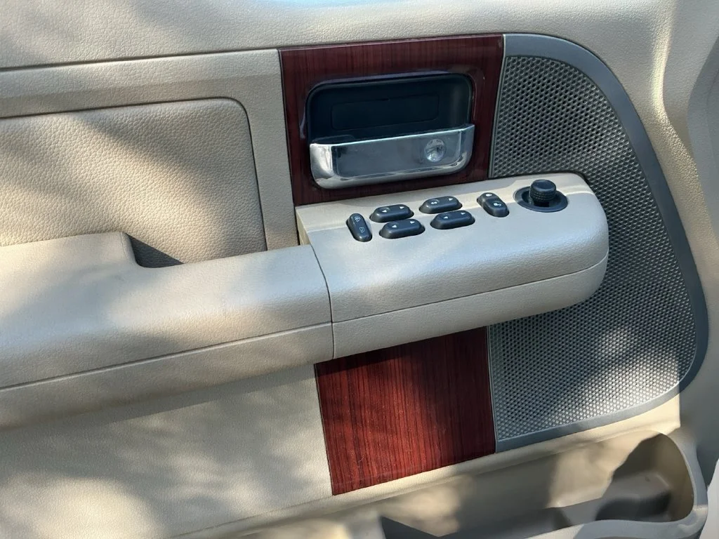 Used 2007 White Ford Lariat image 14