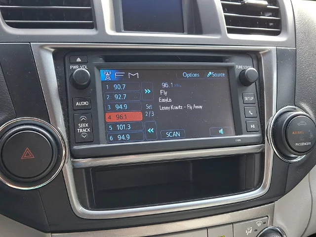 Used 2013 White Toyota SE image 19
