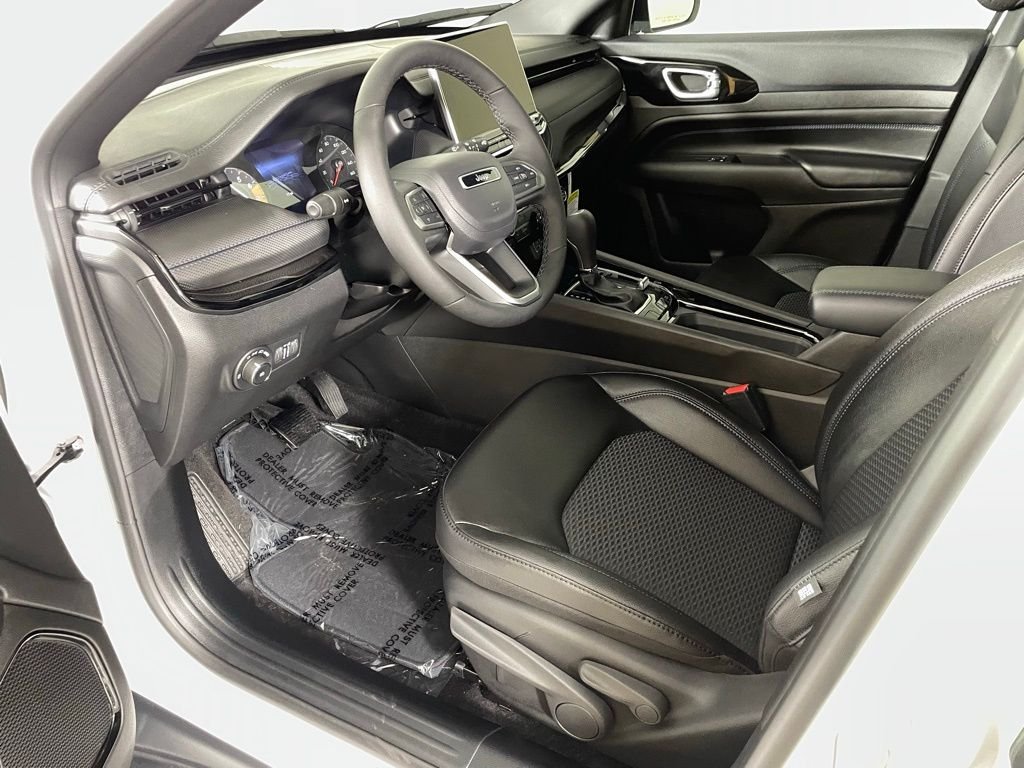 New 2026 Bright White Clearcoat Jeep Latitude image 17