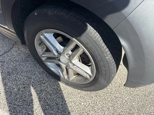 Used 2018 Silver Hyundai SE image 7