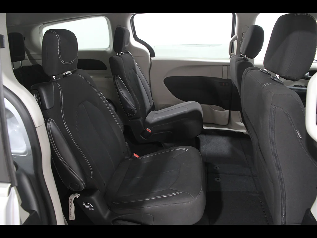 Used 2023 Silver Mist Clear Coat Chrysler LX image 18