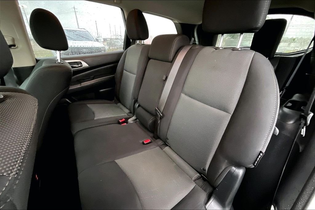 Used 2018 Glacier White Nissan SV image 19