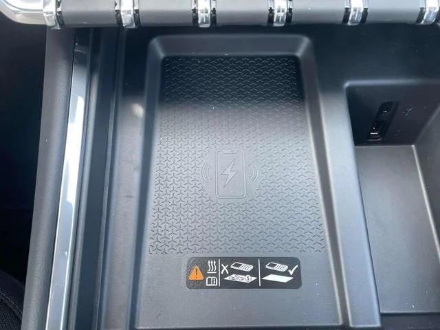 New 2025 Summit White GMC Elevation image 24