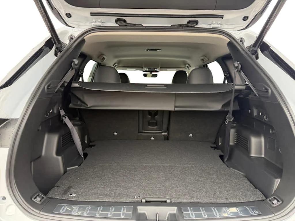 Used 2025 White Diamond Mitsubishi SE image 26