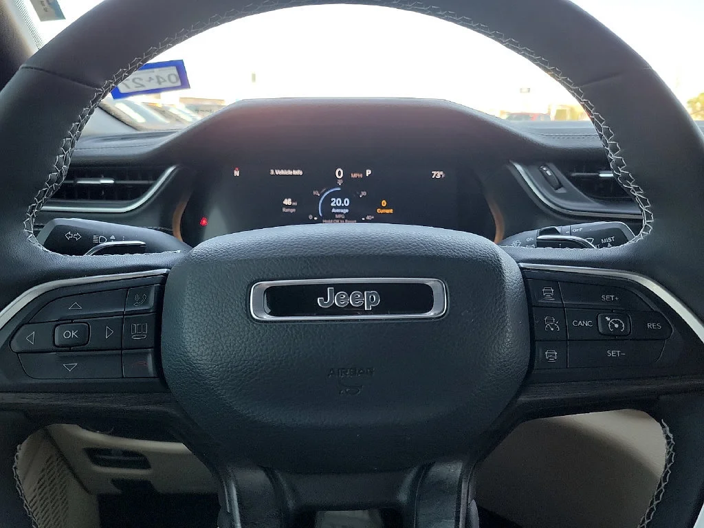 Used 2025  Jeep Limited image 25