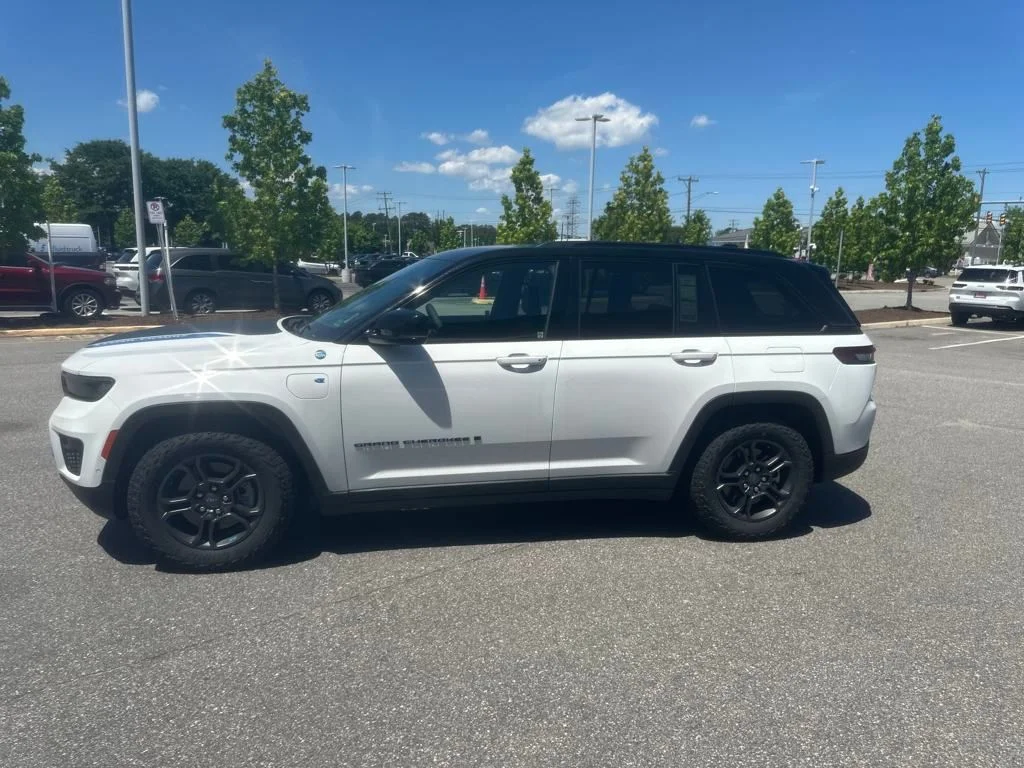 New 2024 Bright White Clear-Coat Exterior Paint Jeep Trailhawk 4xe image 18