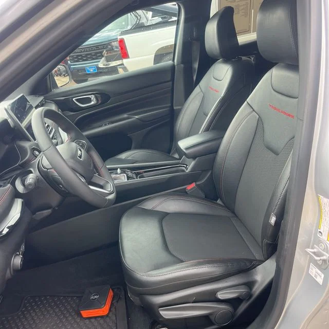 Used 2025 Silver Zynith Metallic Clearcoat Jeep Trailhawk image 10