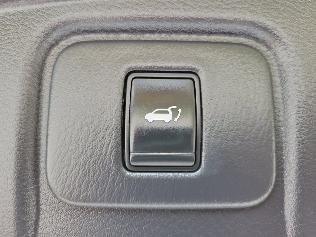 Used 2016 White Nissan S image 9