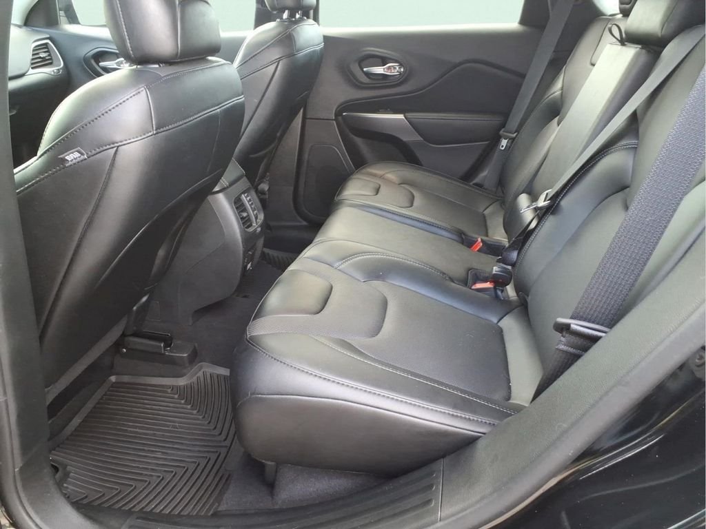 Used 2022 Black Jeep Latitude Lux image 12
